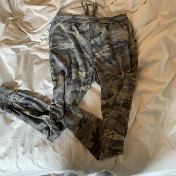 Super cute camo joggers. So soft. Never worn - Picture 4 of 4